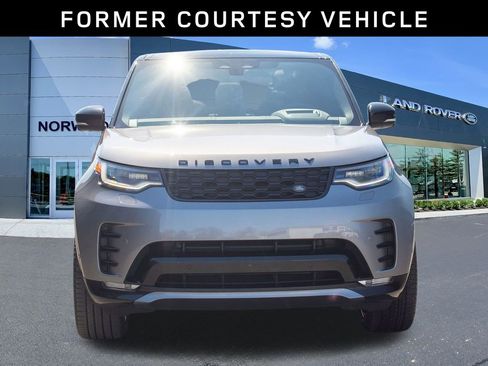 Used 2025 Land Rover Discovery Dynamic SE image 2