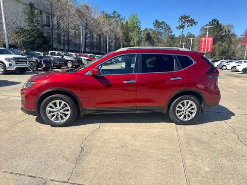 Used 2019 Nissan Rogue SV image 2