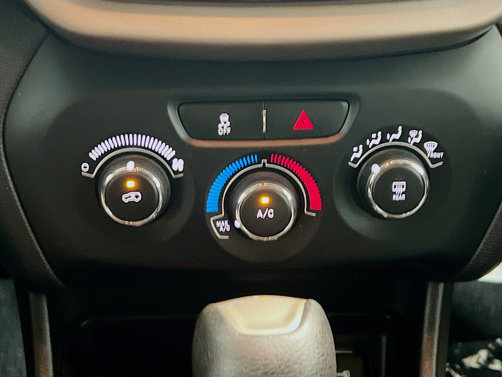 Used 2018 Jeep Cherokee Latitude w/ Altitude Package FWD image 11