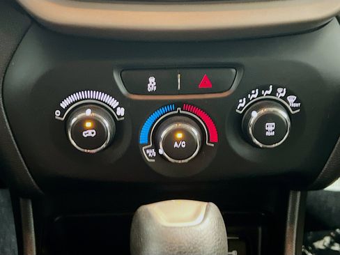 Used 2018 Jeep Cherokee Latitude w/ Altitude Package FWD image 11