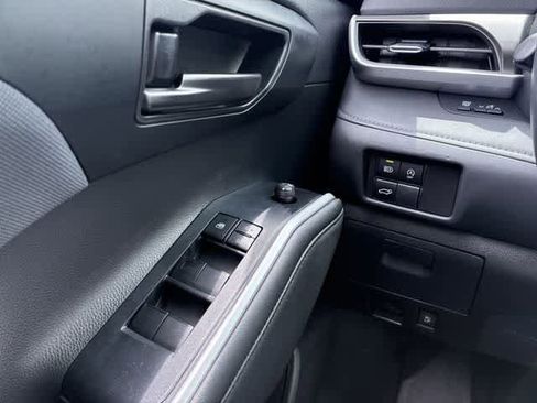 Used 2024 Toyota Highlander LE FWD image 38