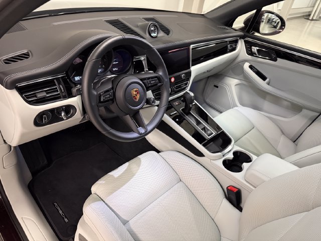 Certified 2026 Porsche Macan Turbo AWD/4WD image 4
