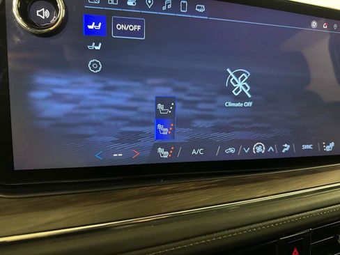 Used 2025 Chevrolet Suburban Z71 image 23