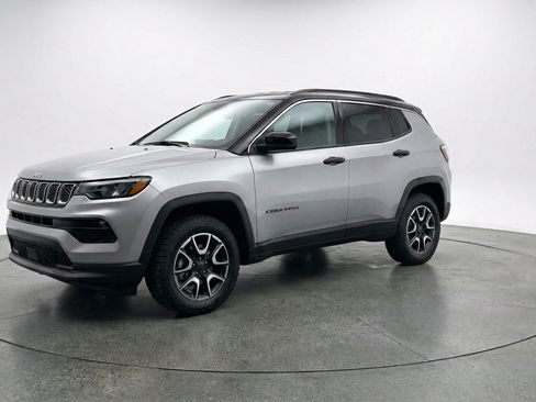 Used 2025 Jeep Compass Trailhawk AWD/4WD image 3
