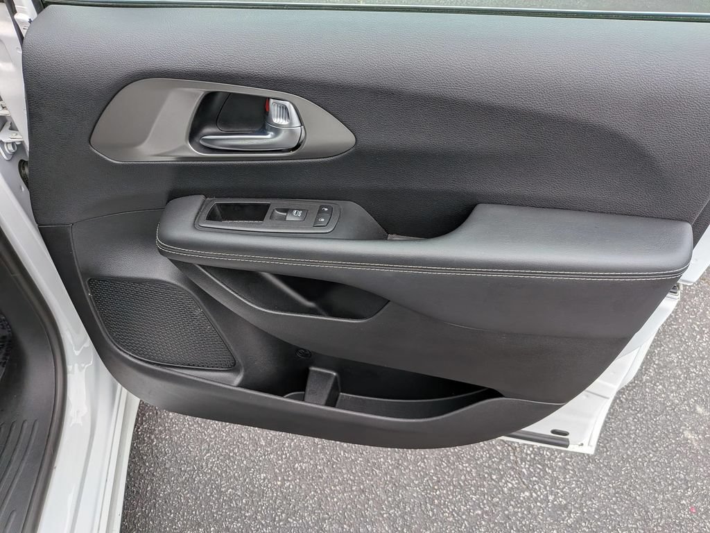 Certified 2025 Chrysler Pacifica Select FWD image 29