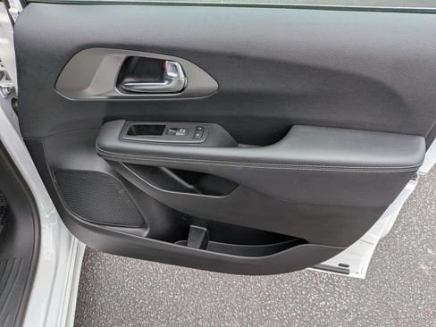 Certified 2025 Chrysler Pacifica Select FWD image 29