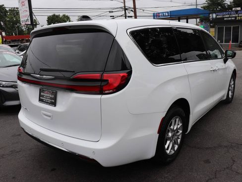 Used 2024 Chrysler Pacifica Touring-L FWD image 5