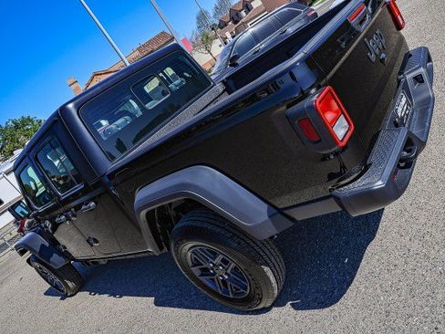 New 2026 Jeep Gladiator Sport image 9