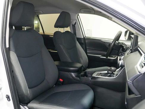 Used 2020 Toyota RAV4 LE FWD image 20