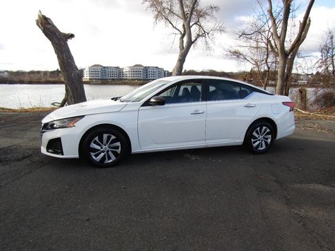 Used 2024 Nissan Altima 2.5 S image 3