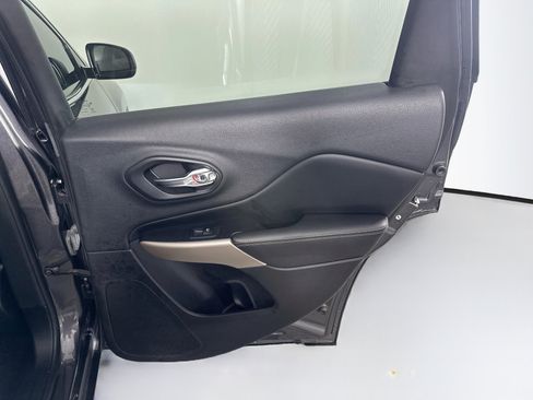 Used 2018 Jeep Cherokee Limited w/ Luxury Group FWD image 31