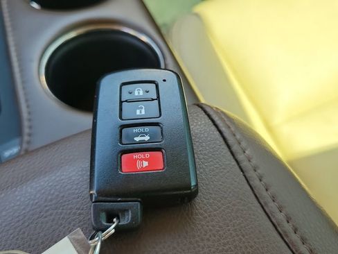 Used 2017 Toyota Avalon XLE Plus w/ Carpet Mat Package FWD image 23