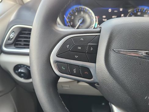 Used 2024 Chrysler Pacifica Touring-L FWD image 28