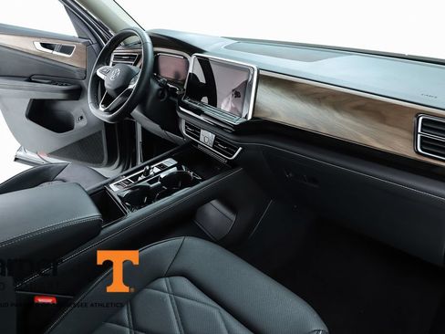 Used 2025 Volkswagen Atlas SE w/ Panoramic Sunroof Package FWD image 33