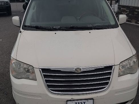 Used 2009 Chrysler Town & Country Touring image 2