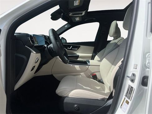 Used 2025 Mercedes-Benz GLC 300 4MATIC image 9