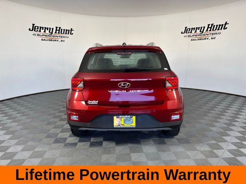 Used 2024 Hyundai Venue Limited image 8