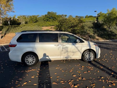 Used 2015 Toyota Sienna XLE image 6