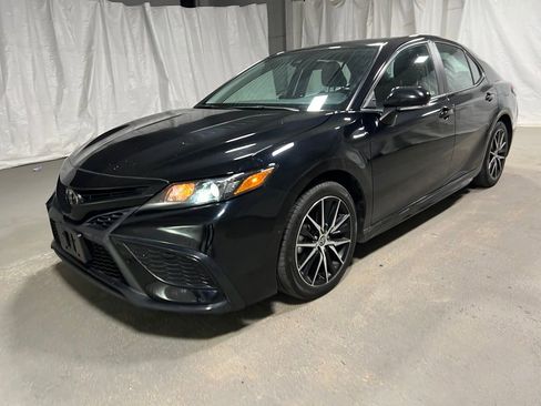 Used 2024 Toyota Camry SE image 3