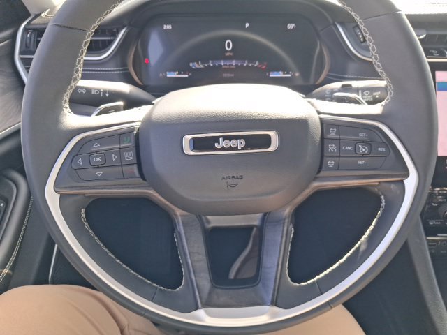 Used 2023 Jeep Grand Cherokee Limited w/ Luxury Tech Group II AWD/4WD image 15