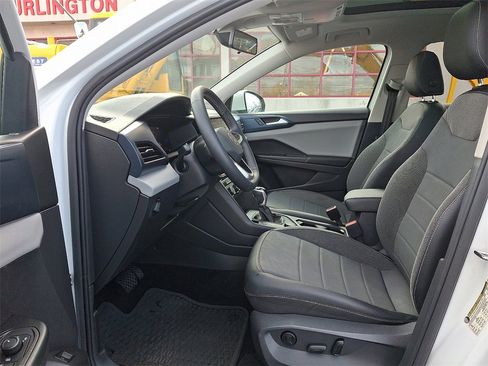 Certified 2022 Volkswagen Taos SE w/ Panoramic Sunroof Package image 13