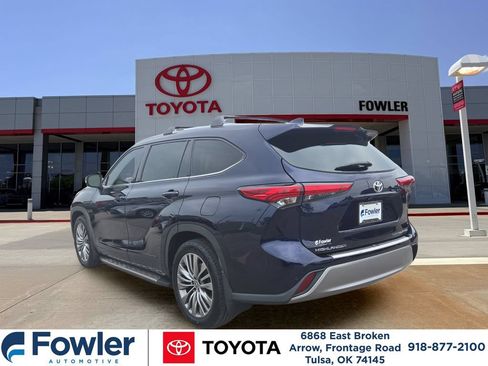 Used 2022 Toyota Highlander Platinum AWD/4WD image 3