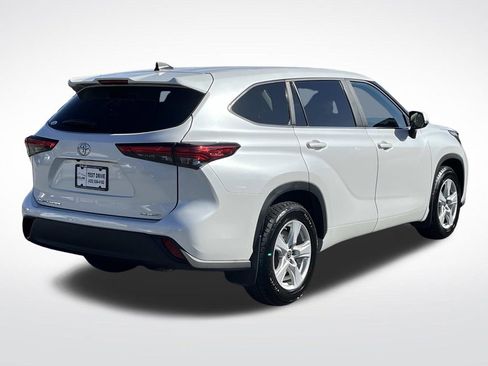 Used 2023 Toyota Highlander LE image 3