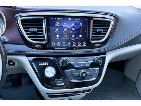 Used 2020 Chrysler Pacifica Limited FWD image 25
