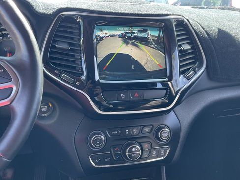 Certified 2019 Jeep Cherokee Overland image 28