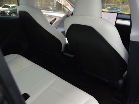 Used 2024 Tesla Model Y Long Range image 32