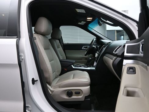 Used 2015 Ford Explorer XLT w/ Equipment Group 202A FWD image 13