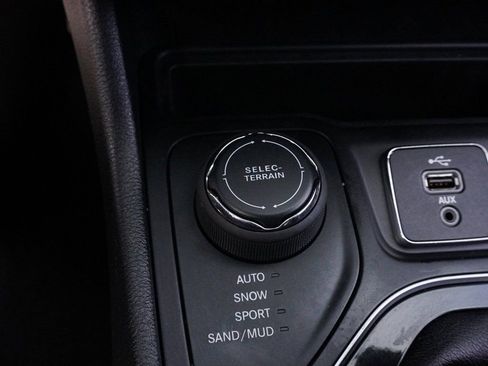 Used 2019 Jeep Cherokee Limited image 46