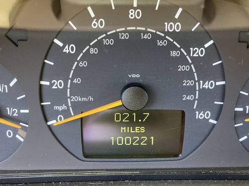 Used 2000 Mercedes-Benz E 320 Sedan image 10