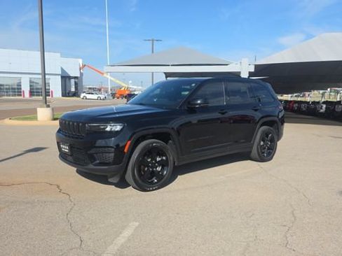Used 2023 Jeep Grand Cherokee Altitude RWD image 2