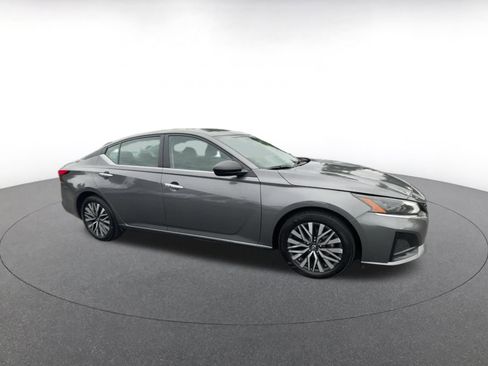 Used 2025 Nissan Altima 2.5 SV image 2