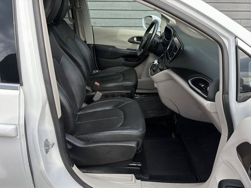Used 2018 Chrysler Pacifica Touring-L FWD image 15