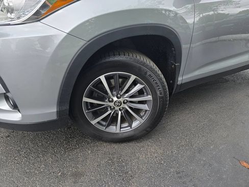 Used 2019 Toyota Highlander XLE AWD/4WD image 2