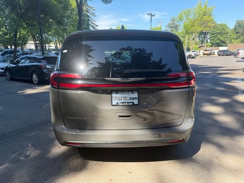 Used 2025 Chrysler Pacifica Select FWD image 6