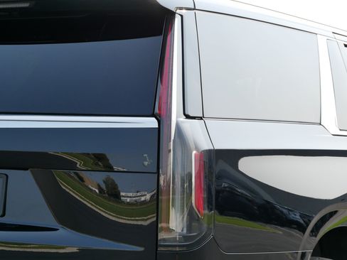 Used 2023 Cadillac Escalade ESV Premium Luxury w/ LPO, Radiant Package AWD/4WD image 17