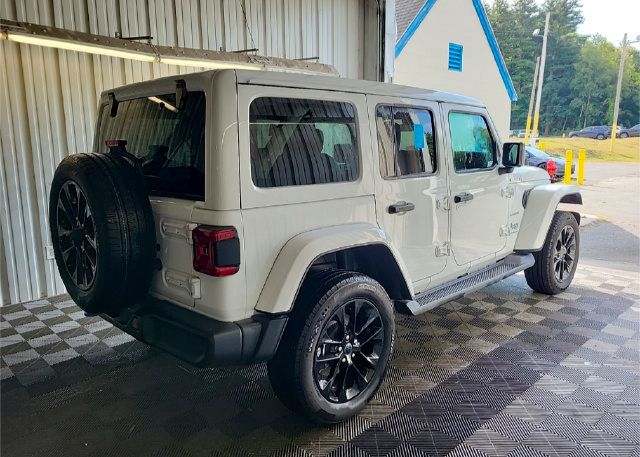 Used 2024 Jeep Wrangler Unlimited Sahara w/ Technology Group AWD/4WD image 3