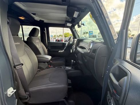Used 2016 Jeep Wrangler Unlimited Sahara w/ Connectivity Group AWD/4WD image 15