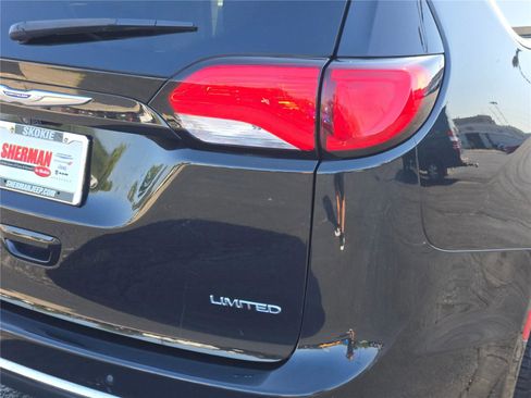 Certified 2018 Chrysler Pacifica Limited image 12