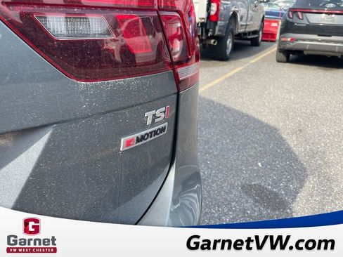 Used 2018 Volkswagen Tiguan SE w/ Panoramic Sunroof Package image 13