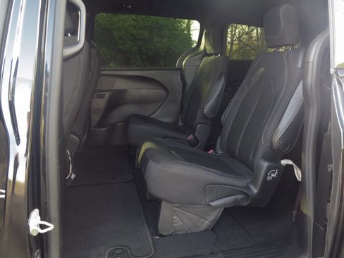 Used 2019 Chrysler Pacifica Touring Plus w/ S Appearance Package FWD image 13