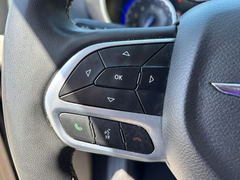 Used 2024 Chrysler Pacifica Touring-L FWD image 22
