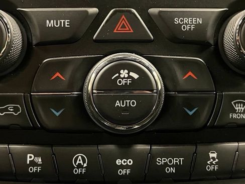 Used 2020 Jeep Grand Cherokee Laredo AWD/4WD image 38