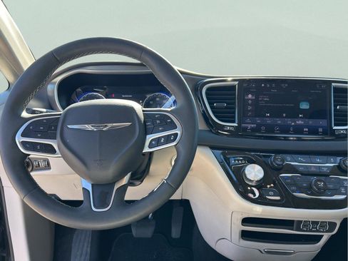 Certified 2024 Chrysler Pacifica Touring-L image 11