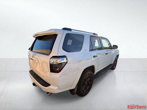 Certified 2019 Toyota 4Runner SR5 AWD/4WD image 4