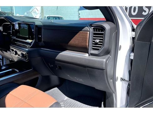 Used 2024 Chevrolet Silverado 1500 High Country w/ Technology Package AWD/4WD image 17