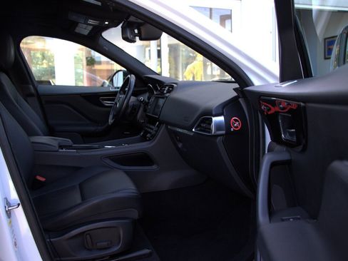 Used 2018 Jaguar F-PACE Premium image 18